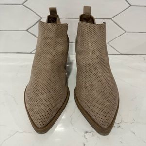 Tan women’s shoe by Universal Thread size 7.5.